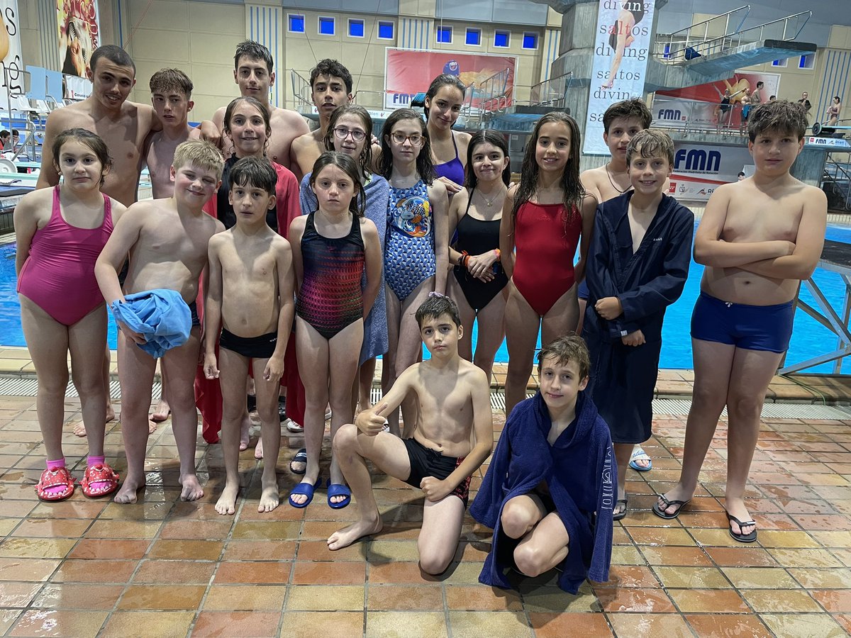 Preparados para participar en el 3er Festival de Escuelas de Saltos, ultimo de la temporada.
En esta ocasión los grupos de lunes, miércoles y viernes tanto pequeños como mayores realizaran 3-4 saltos diferentes desde la plataforma de 3 m. y los mayores algunos incluso desde 10 m.