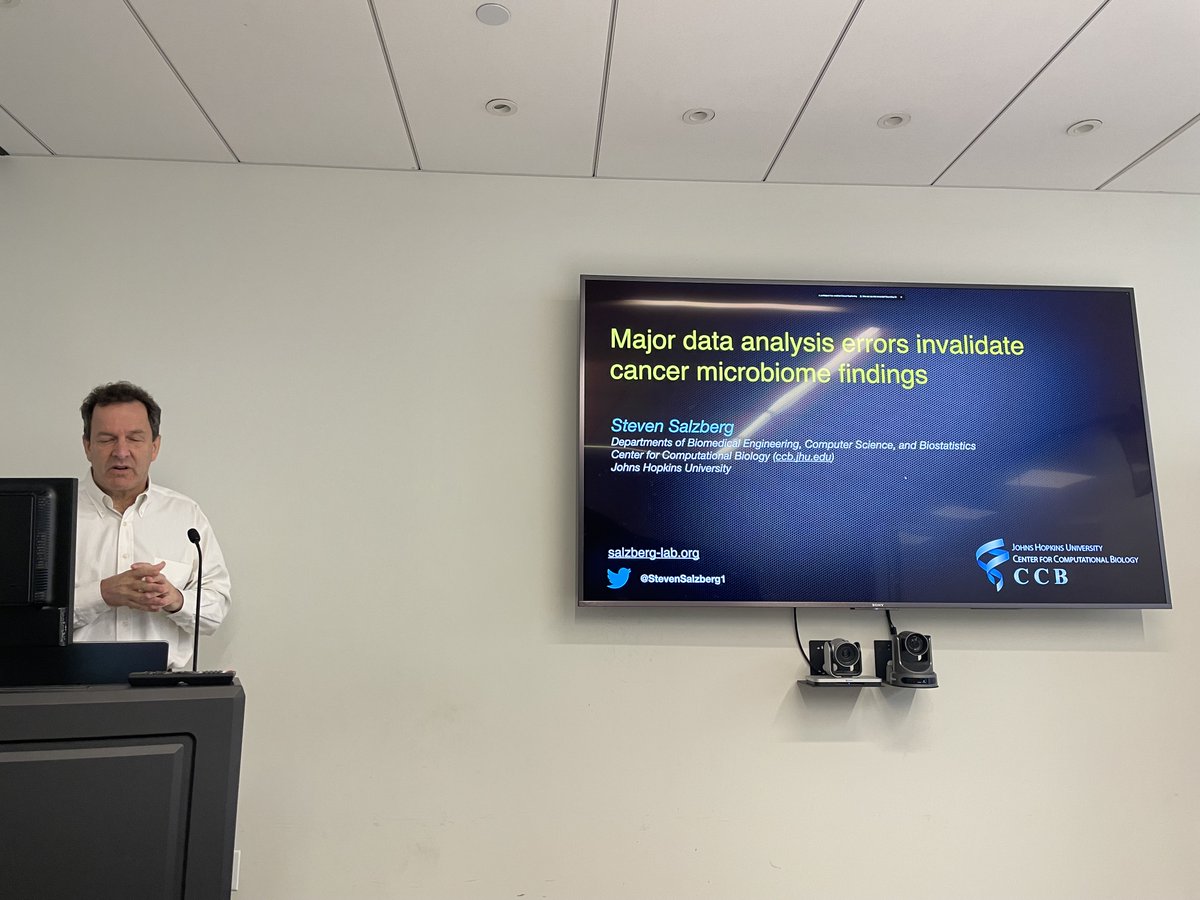 ItanLab's tweet photo. It was great having @StevenSalzberg1 today, giving a very insightful talk about issues in cancer microbiome research at #CBIPMS. https://t.co/WLXfzsC4mO