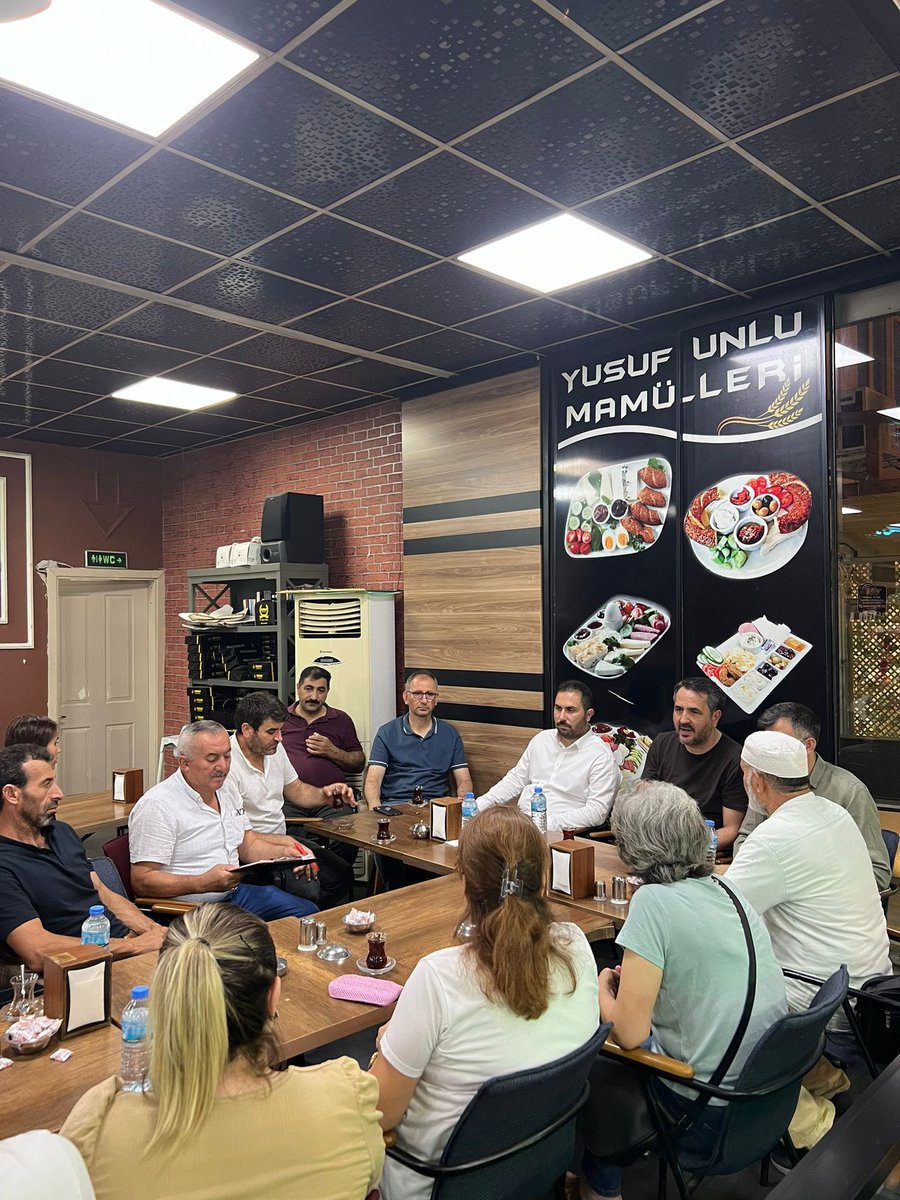 AkBayrakli's tweet photo. İlçe Başkanımız Sn. @TarkanDuzman , Meclis Grup Başkan Vekilimiz Sn. @emredemirakpart ve ilçe yöneticilerimiz, Postacılar Mahalle Başkanı İrfan Güllü ve Mahalle yönetimiyle toplantı gerçekleştirildi.
Toplantıda geçmiş Yerel seçim gündemi ve yapılacak yeni çalışmalar ele alındı. https://t.co/iLjyzFNQcI