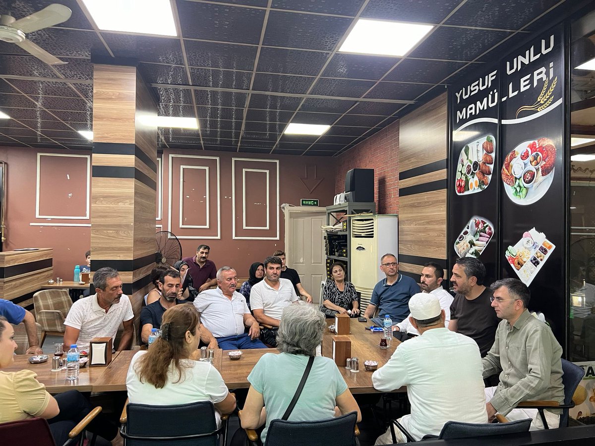 AkBayrakli's tweet photo. İlçe Başkanımız Sn. @TarkanDuzman , Meclis Grup Başkan Vekilimiz Sn. @emredemirakpart ve ilçe yöneticilerimiz, Postacılar Mahalle Başkanı İrfan Güllü ve Mahalle yönetimiyle toplantı gerçekleştirildi.
Toplantıda geçmiş Yerel seçim gündemi ve yapılacak yeni çalışmalar ele alındı. https://t.co/iLjyzFNQcI