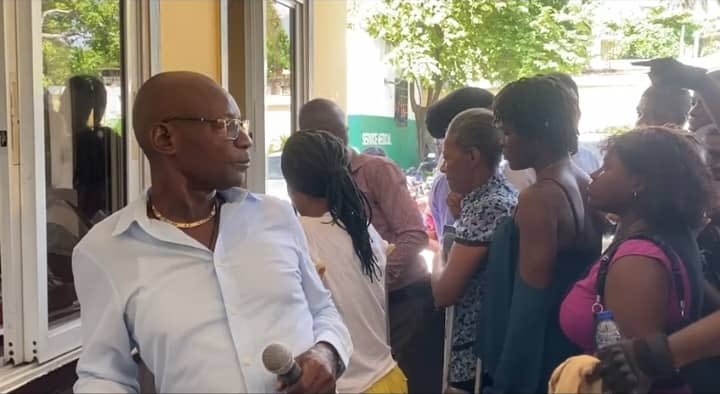HatiInfos1's tweet photo. CAS remèt madi 11/06/24, 2 mwa chèk epi ajoute 2 mil goud sou lajan benefisyè yo tap touche a ki pase de 2mil goud a 4mil goud. Direktè adjwen CAS la #Elionor
#Devallon ki anonse pewol yo pral fèt regilyèman mande enstitisyon yo pou patisipe yon manyè pou
CAS reponn ak misyon li. https://t.co/yqyY6UkqMk