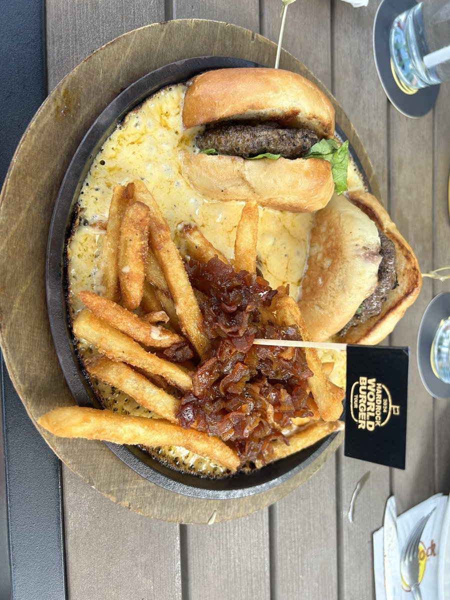 wtfdurko's tweet image. Weekday date day with my baby and pile of beer cheese 🤤