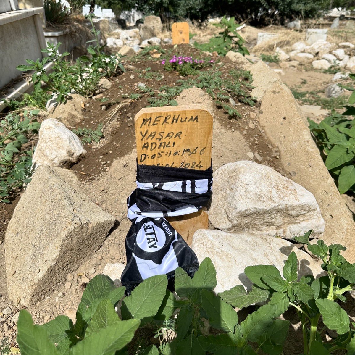 forzaaltay_'s tweet photo. Altaylı olmanın ilk koşulu vefa duygusu göstermek, her Altaylı’yı akraba kabul etmektir. Bugün yakın zamanda yitirdiğimiz Büyük Altaylı Yaşar Adalı’yı Isparta'da kabrinde andık. Ailesine yaptığımız ziyarette camiamızın baş sağlığı dileklerini ilettik. Ardından Isparta’da yaşadığı mahalledeki köy okulunun kütüphane ve spor odalarına katkıda bulunduk. Bu projeye destek gösteren tüm taraftarlarımıza teşekkür ederiz.