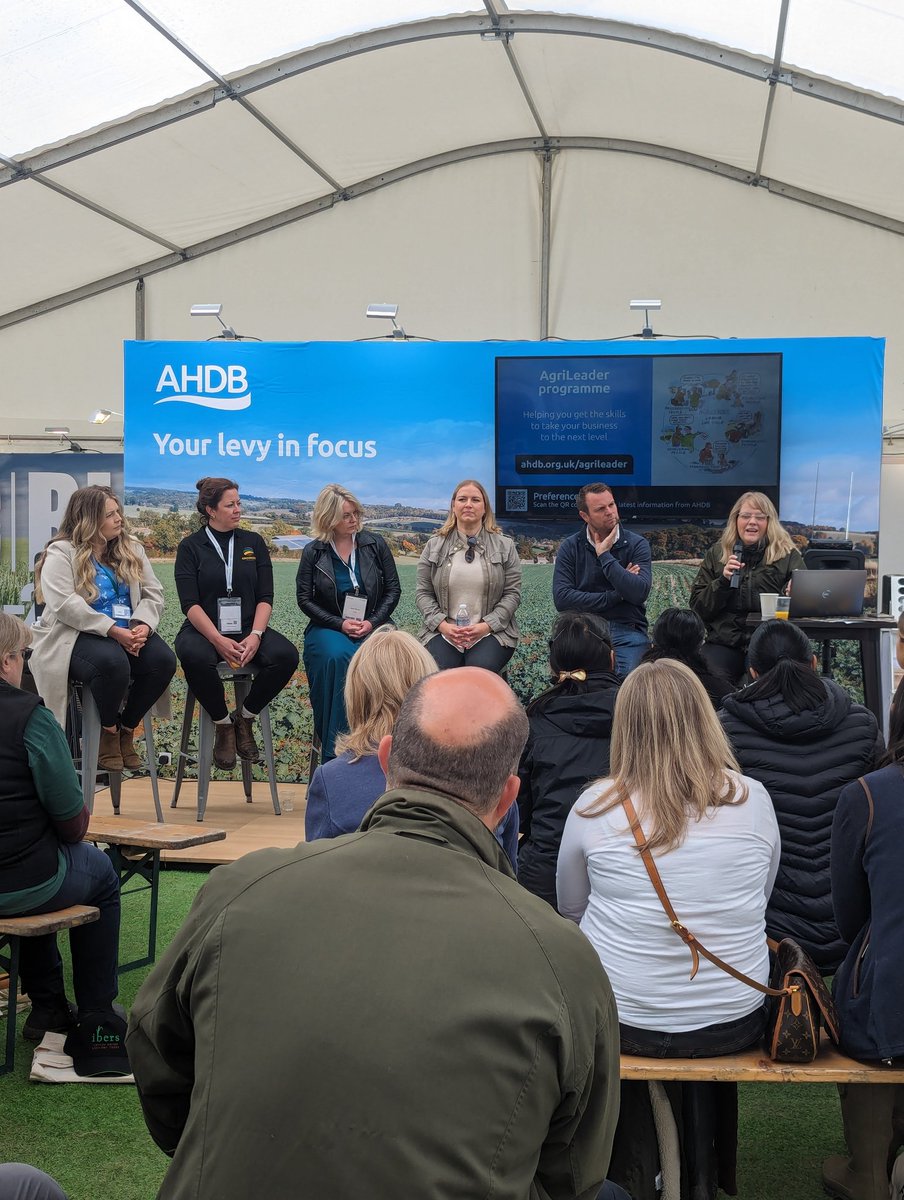 DrLauraJames's tweet image. 👋 Met faces old and new 🌞 Insightful conversations had 🐖 Bacon baps consumed 🏈 Rugby balls won 🛍️ tote bags secured🧢 Caps collected ☂️ umbrellas procured 🍥 Churros Chowed
Home from 2 brill days of #knowledgeExchange @CerealsEvent 🙌 Grateful for the @AHDB_Cereals team ❤️