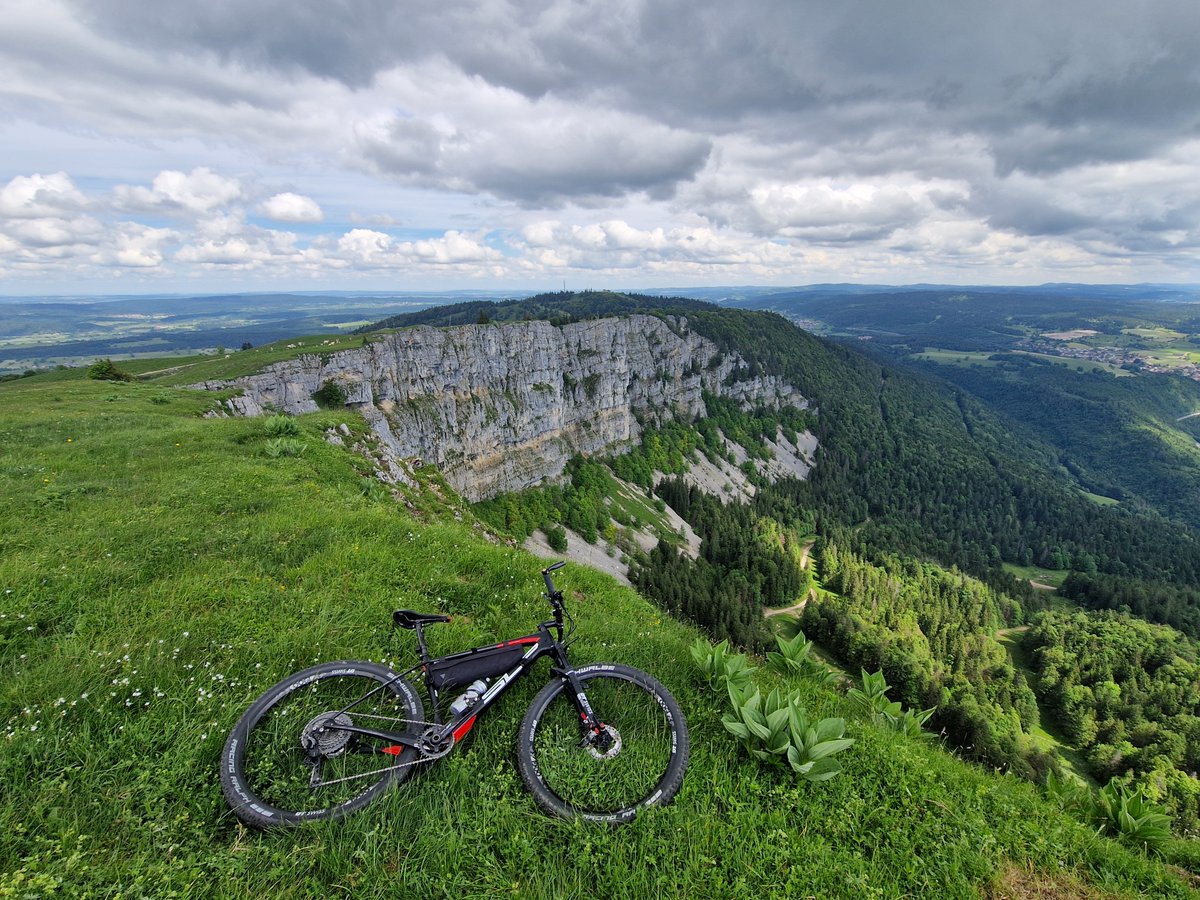 michaelgrim21's tweet photo. Jeden z pohledů, pro který se rok co rok šplhám na 🚴 na Mont d'Or 🇨🇵 https://t.co/PPLcdSduY6