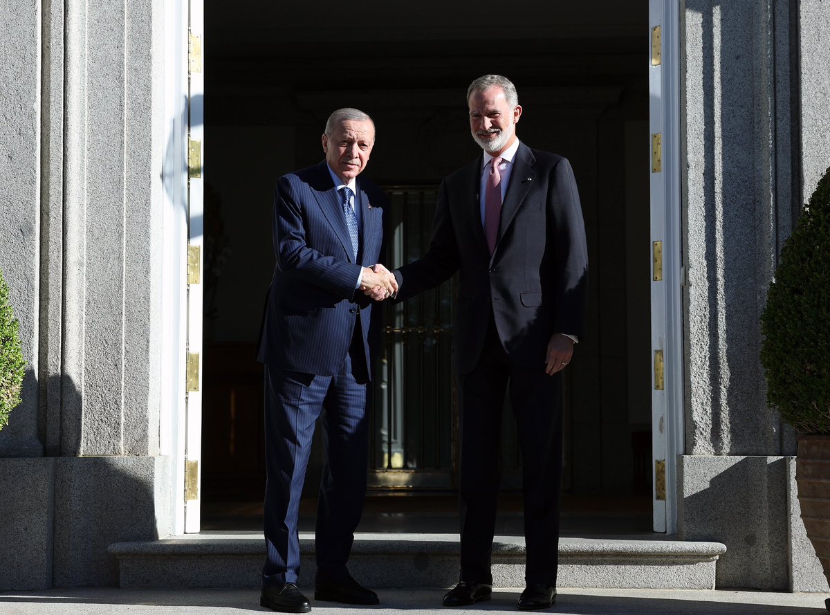tcbestepe's tweet photo. Türkiye-İspanya 8. Hükûmetler Arası Zirvesi sebebiyle İspanya’nın başkenti Madrid’de bulunan Cumhurbaşkanımız @RTErdogan, İspanya Kralı VI. Felipe ile Zarzuela Kraliyet Sarayı’nda bir araya geldi. https://t.co/PTu7xPNjyG