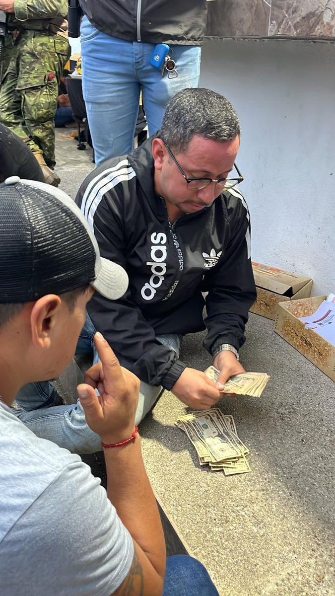 EL NARCO ABOGADO!!

Tremenda Farra que gozaron.
El ab. Cantos tiene al  tío que es Alcalde del Empalme.
La familia del ab. Cantos Defiende a los Choneros.
Cantos fue uno de los expulsados en Argentina.

Hace años lo expusimos era ab de las muñecas de la mafia de la farándula.