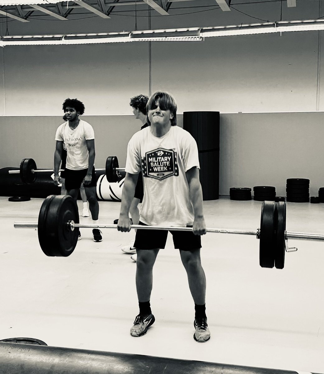 KiteDkite's tweet photo. These are the mornings where bonding happens! Sacrifice for your team Abes! Get to the Old Abe Summer Strength 24! 👊👍💜🦅 https://t.co/PDf6NM6ckI
