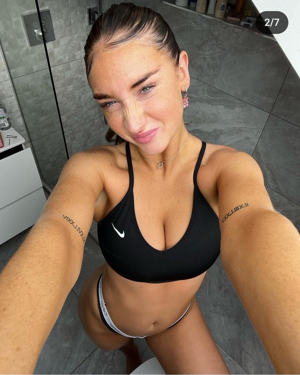 anyonebctyou's tweet photo. Alicia Sweeney

The younger, forgotten Sweeney sibling.

Almost Limitless, Single, Bisexual Queen, NSFW themes, big plot lover. 
18+ Minors please don't interact.
 ↻+♡ for a DM! https://t.co/uwoDQzCYKe