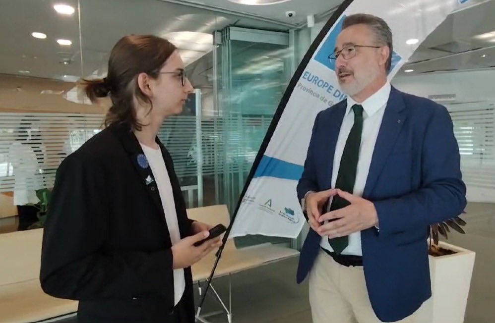 ConcursoHotStop's tweet photo. Los HotStoppers hemos entrevistado a D. Antonio Díaz, Diputado de Fondos Europeos en Granada.
Nuestro HotStopper Álvaro ha tenido ocasión de conversar con él sobre alguno de los proyectos de nuestra querida Granada, que están cofinanciados con fondos europeos y que sirven para+ https://t.co/fz1M7AjNlo