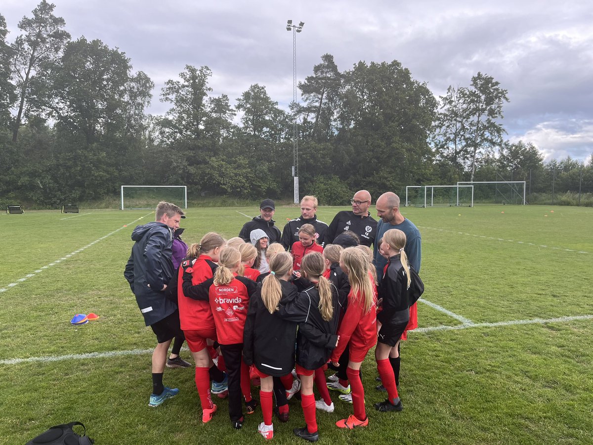 pashofestim's tweet photo. IKVÄLL!
Inspirationsträningar inom RTP tillsammans med #HossmoBK #IFKBerga #KalmarFF #FärjestadensGoIF #LindsdalsIF
Bra jobbat spelare och ledare 👏⚽️
#KalmarFF #RTP2024 #SmålandsFF https://t.co/E2r9wWCY2E