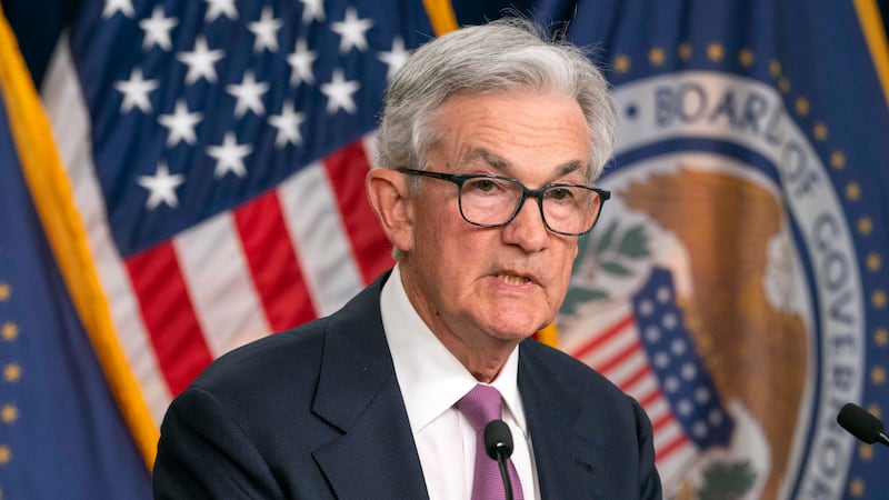 🚨 Résumé du discours du président de la FED 🇺🇸 :

1️⃣ Le taux de chômage est plus élevé que prévu mais reste bas à 4 %.

2️⃣ L'inflation a diminué mais reste supérieure à l'objectif de 2 %.

3️⃣ Réduire les taux trop rapidement pourrait faire remonter l'inflation, mais les réduire