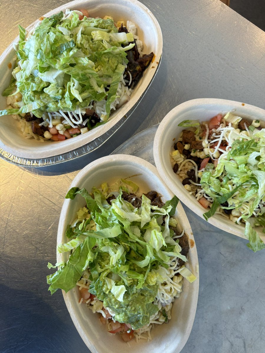 mindytiffany's tweet photo. What is this @ChipotleTweets, I would’ve been okay with the serving size, if the service wasn’t absolutely terrible as well. I’m accustomed to chipotle having great service so I’m hoping this is just this specific location. Brought family from out of town only to be embarrassed. https://t.co/cl2y42pqQs