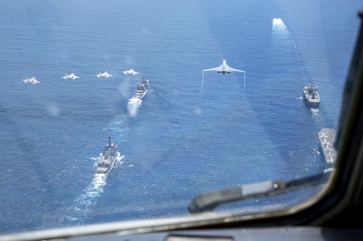 AirMobilityCmd's tweet image. Unity in-motion 🤝

A C-17 from the 6th AS flew in a joint component formation with U.S. Navy aircraft along with our allies and partners while supporting #ValiantShield.

#StrongandStrategic #AgileForces #ReadyandPostured

@INDOPACOM @USPacificFleet @US_TRANSCOM @PACAF @USARPAC