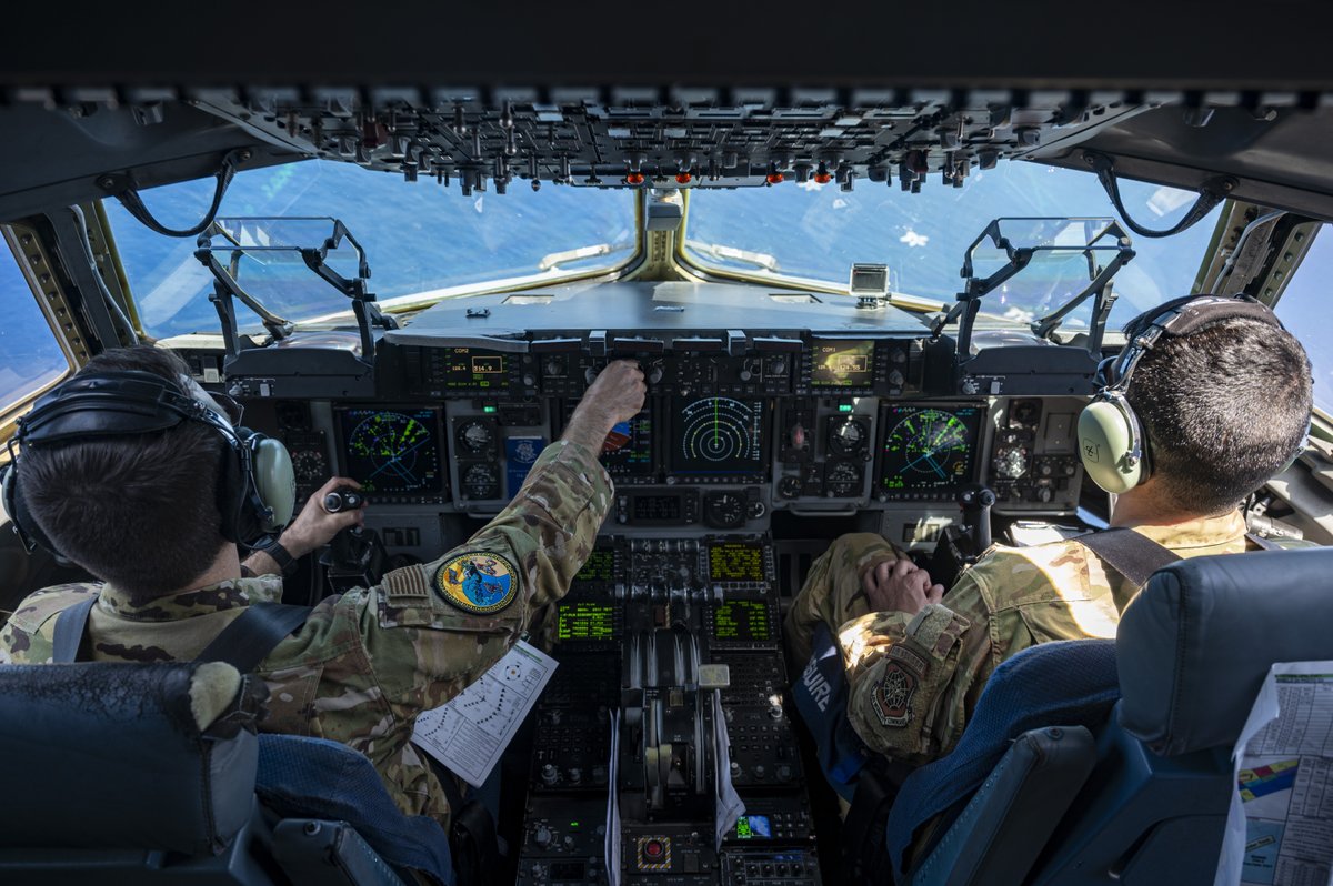 AirMobilityCmd's tweet image. Unity in-motion 🤝

A C-17 from the 6th AS flew in a joint component formation with U.S. Navy aircraft along with our allies and partners while supporting #ValiantShield.

#StrongandStrategic #AgileForces #ReadyandPostured

@INDOPACOM @USPacificFleet @US_TRANSCOM @PACAF @USARPAC