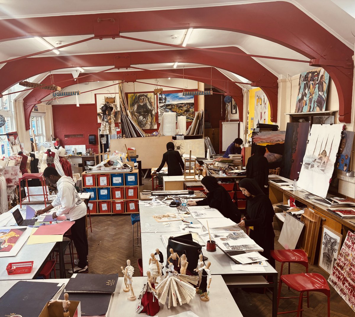 AlbermarleArt's tweet photo. A highly productive final studio day β¨ Yr13 #artcraftdesign exhibition incoming β¨π #excellence #opportunity https://t.co/TDMwE0vlKl
