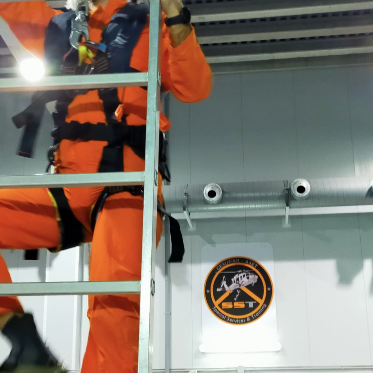 En el curso BST de GWO los alumnos deben practicar diferentes métodos de trasbordo. 

Whatsapp: 683 43 50 21
Email: sst@sstintegral.com

#gwo #bst #basicsafetytraining