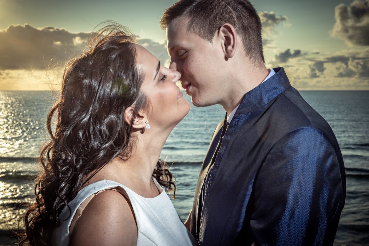 DiegoAlonsoFoto's tweet image. Continuamos compartiendo la encantadora #postboda de Bea y Juanjo. 🌊❤️ 

#Bodas2024 #PostbodaEnReira #FotografíaDeBodas #bodasgalicia #bodascostadamorte #postbodasgalicia #fotografodebodasgalicia

¿Sueñas con una sesión así? Escríbenos por WhatsApp al 698 12 68 95.