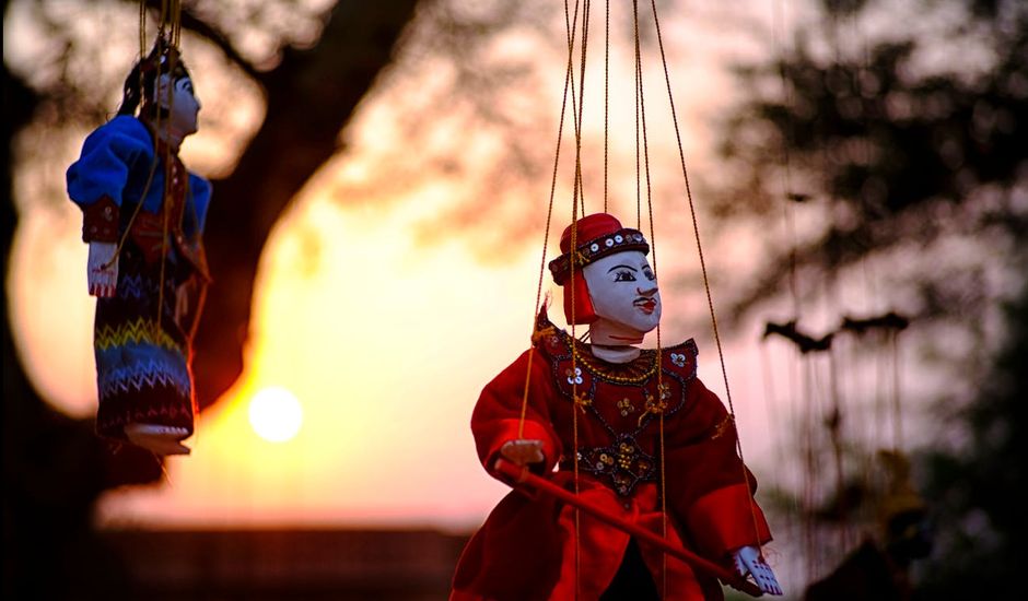 EvangelicoD's tweet image. Dominando a la sociedad #LuisLovera evangelicodigital.com/entuertos-a-en… #Manipular hasta que no se distinga realidad de fantasía es el sueño dorado de los poderosos #1984 #GeorgesOrwell