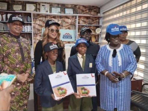 MobilePunch's tweet photo. 𝐋𝐚𝐠𝐨𝐬 𝐬𝐭𝐮𝐝𝐞𝐧𝐭𝐬 𝐠𝐞𝐭 𝐍𝟏𝐦, 𝐥𝐚𝐧𝐝 𝐟𝐨𝐫 𝐰𝐢𝐧𝐧𝐢𝐧𝐠 𝐪𝐮𝐢𝐳

Two students of Oriwu Junior Model College, Ikorodu, Lagos State,  Abdulramon Lemboye of JSS II and Oyindamola Agbede of JSS III have emerged winners of the prestigious Lagos State Junior Secondary School Quiz Competition organised by the Irene Onwuka Peace Foundation.

https://t.co/rlwWq6bPr4