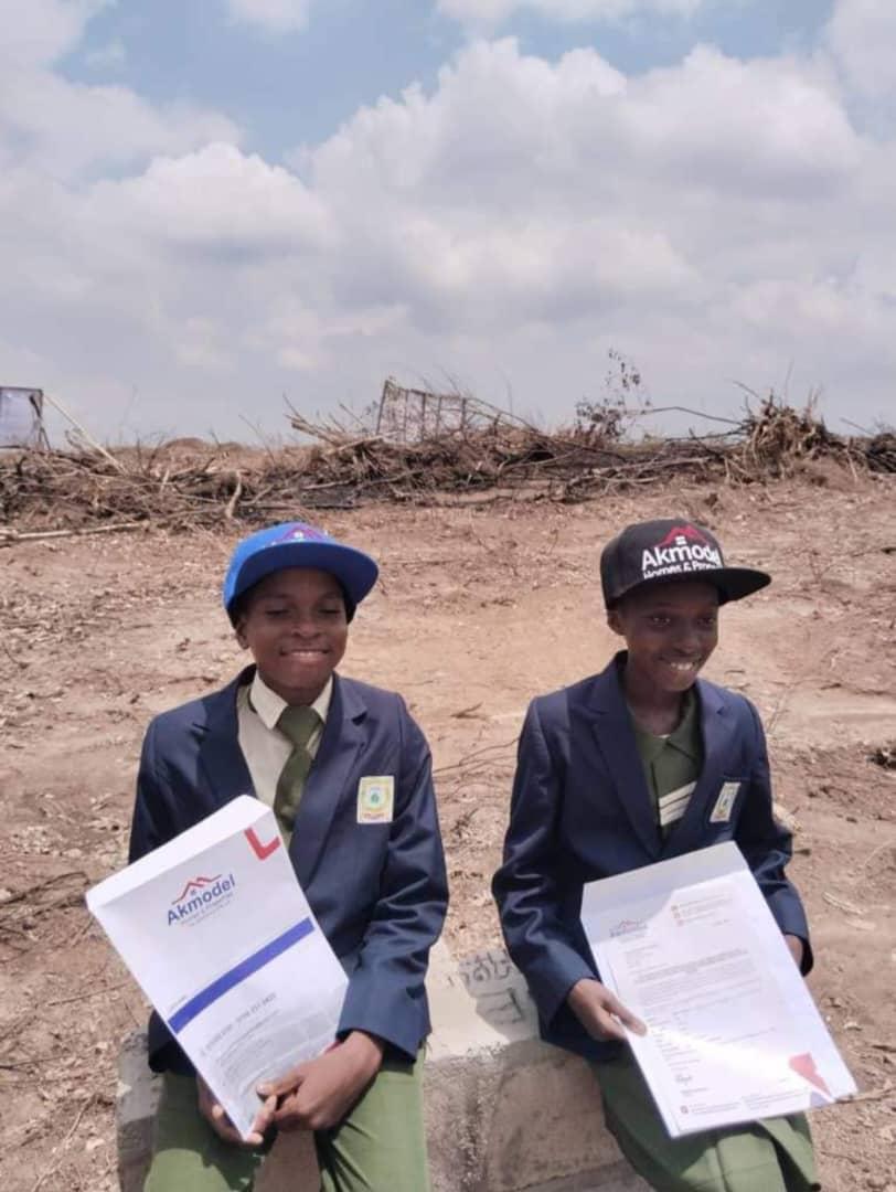 MobilePunch's tweet photo. 𝐋𝐚𝐠𝐨𝐬 𝐬𝐭𝐮𝐝𝐞𝐧𝐭𝐬 𝐠𝐞𝐭 𝐍𝟏𝐦, 𝐥𝐚𝐧𝐝 𝐟𝐨𝐫 𝐰𝐢𝐧𝐧𝐢𝐧𝐠 𝐪𝐮𝐢𝐳

Two students of Oriwu Junior Model College, Ikorodu, Lagos State,  Abdulramon Lemboye of JSS II and Oyindamola Agbede of JSS III have emerged winners of the prestigious Lagos State Junior Secondary School Quiz Competition organised by the Irene Onwuka Peace Foundation.

https://t.co/rlwWq6bPr4