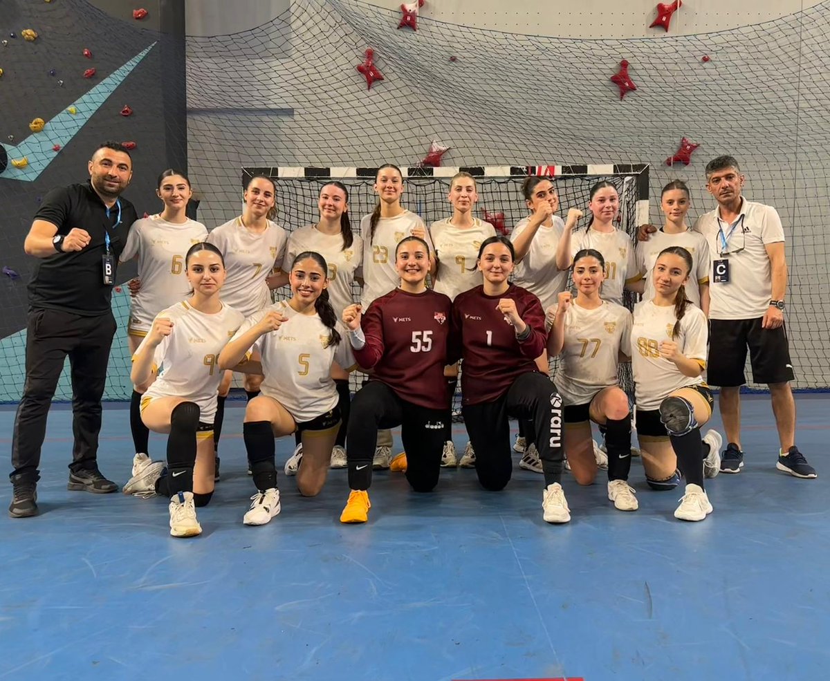 Samsunhentbolsk's tweet photo. Senden Güzeli Mi Var 🎶

Takımımız, grup birincisi olarak çeyrek final biletini aldı. 💪❤️🤍

#SeninŞehrinSeninTakımın https://t.co/ViLt1seWDG