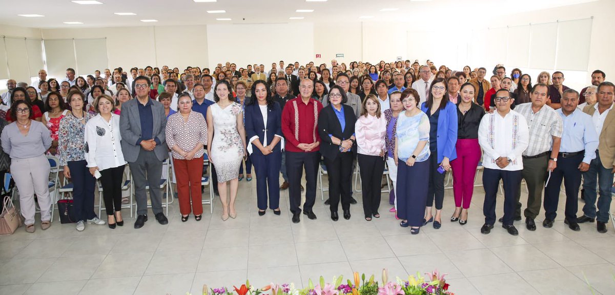 natycastrejonv's tweet photo. Damos la bienvenida a este evento para Resignificar la Función Supervisora ante la #NuevaEscuelaMexicana, Retos y Compromisos para el Acompañamiento; a la Mtra. Edith Cárdenas Muñoz, directora de Elaboración de Materiales Audiovisuales de @SEP_mx, así como a supervisores de las diferentes regiones de Hidalgo. 

Hoy tenemos la oportunidad de escuchar y reflexionar sobre el papel que desempeña el personal de supervisión escolar, cuyas principales acciones son el acompañar a los colectivos docentes, a fin de mejorar sus prácticas, impulsar la puesta en marcha de soluciones a la problemática presentada, y fortalecer ambientes que sean propicios para el aprendizaje.

#PrimeroLaEducación #NatyCastrejón