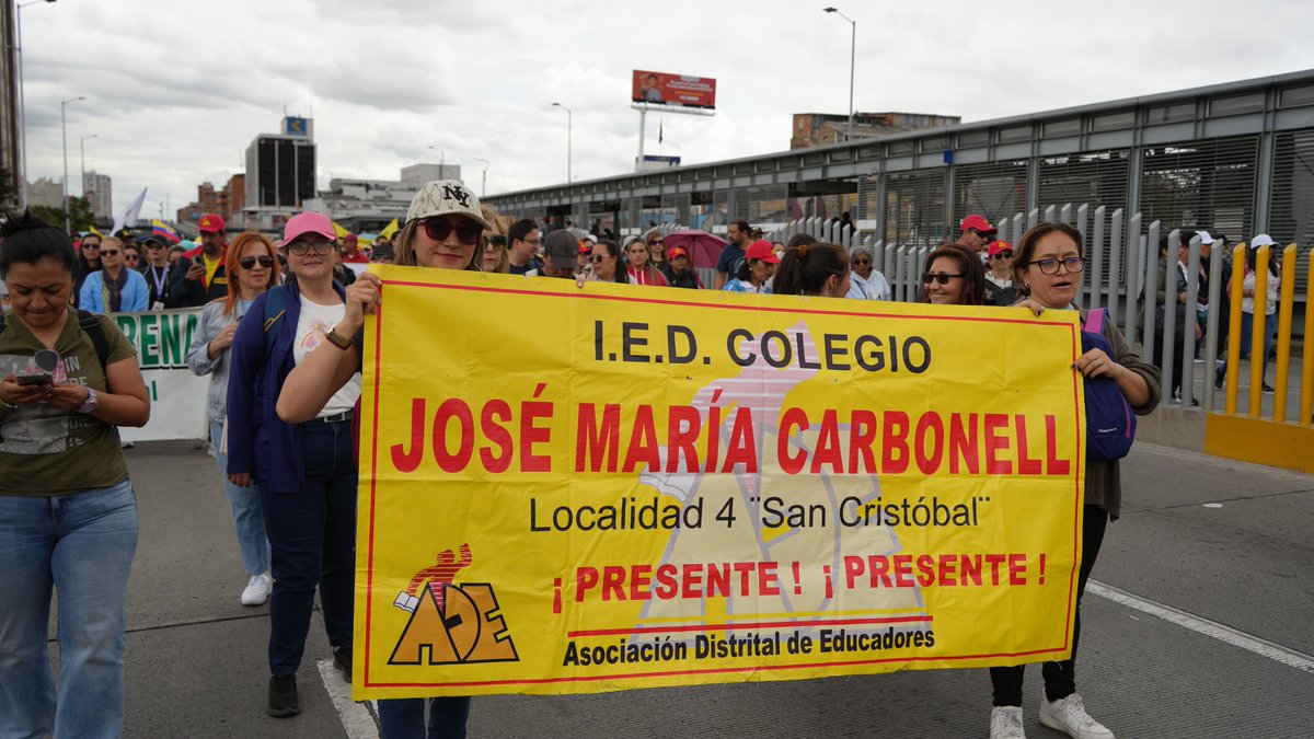 fecode's tweet photo. El registro de las movilizaciones en Bogotá y en las capitales en este Paro Nacional Permanente es apoteósico. Amamos tanto la profesión docente y estamos tan comprometidos con la educación, que vamos a las calles en su defensa y su lucha. Viva el #ParoNacionalPorLaEducación https://t.co/NxFpQszbii