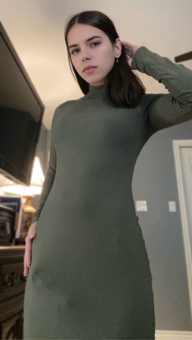 Does the bulge under my dress bother you? https://t.co/RdfYCV2NLY