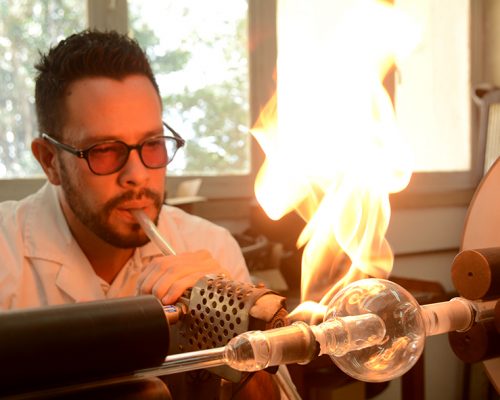 IVIC_oficial's tweet photo. Soplar vidrio: Una ciencia que se funde a unos 1200 °C  

Lee los detalles aquí:
https://t.co/mkkFbievMM https://t.co/2yesxvVfup