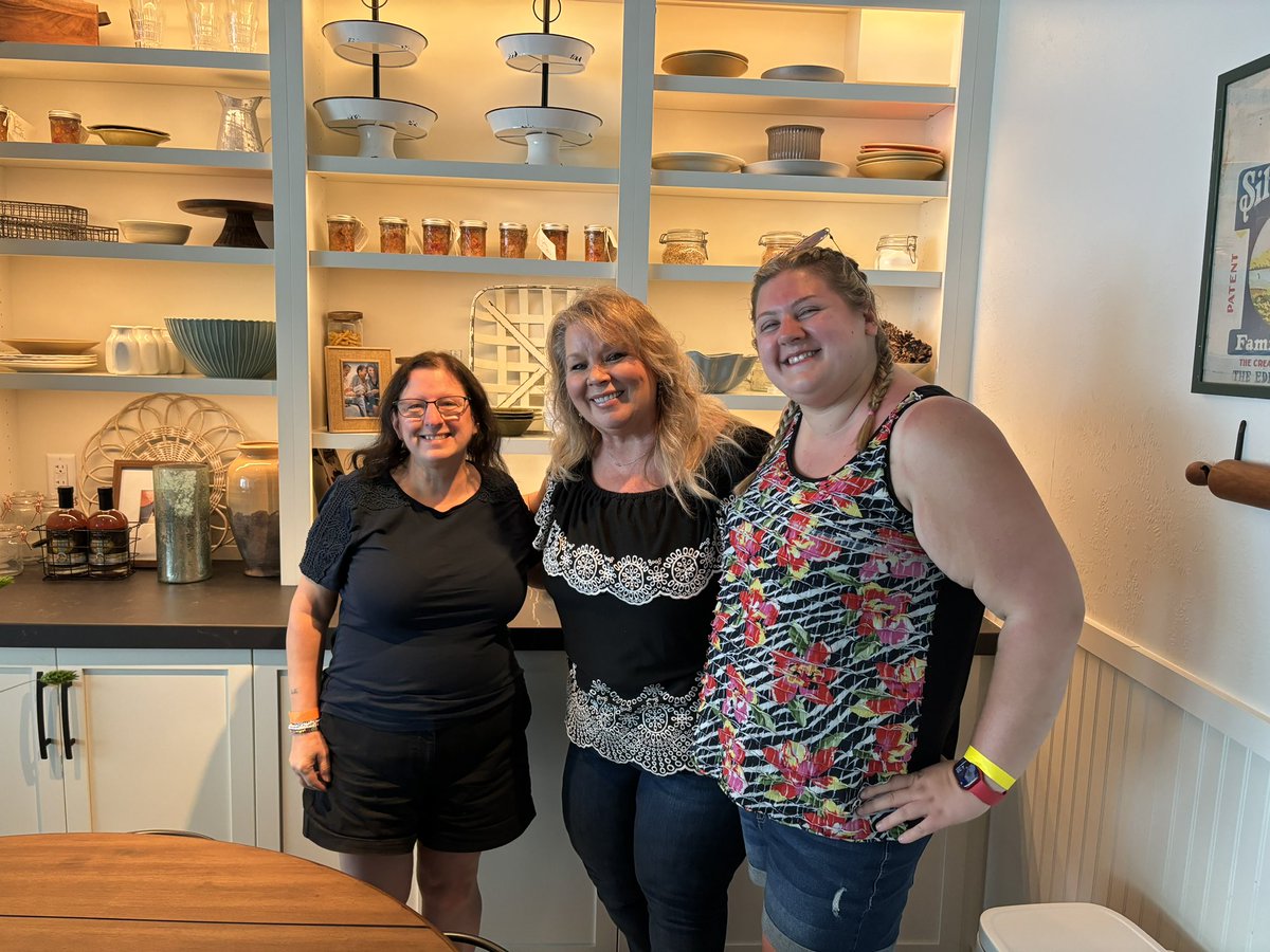 Lynn Wagner (@queenofthebb) on Twitter photo Hi <a href="/trishayearwood/">Trisha Yearwood</a> & <a href="/garthbrooks/">Garth Brooks</a> ! Thank you for hosting the <a href="/BluebirdCafeTN/">The Bluebird Cafe</a> on Broadway during #CMAFest. We loved Trisha’s Kitchen. I left you both bracelets in your kitchen studio, near your cook book; hope you get them. The private room was perfect for songwriters rounds. 🎼 Hi <a href="/trishayearwood/">Trisha Yearwood</a> & <a href="/garthbrooks/">Garth Brooks</a> ! Thank you for hosting the <a href="/BluebirdCafeTN/">The Bluebird Cafe</a> on Broadway during #CMAFest. We loved Trisha’s Kitchen. I left you both bracelets in your kitchen studio, near your cook book; hope you get them. The private room was perfect for songwriters rounds. 🎼