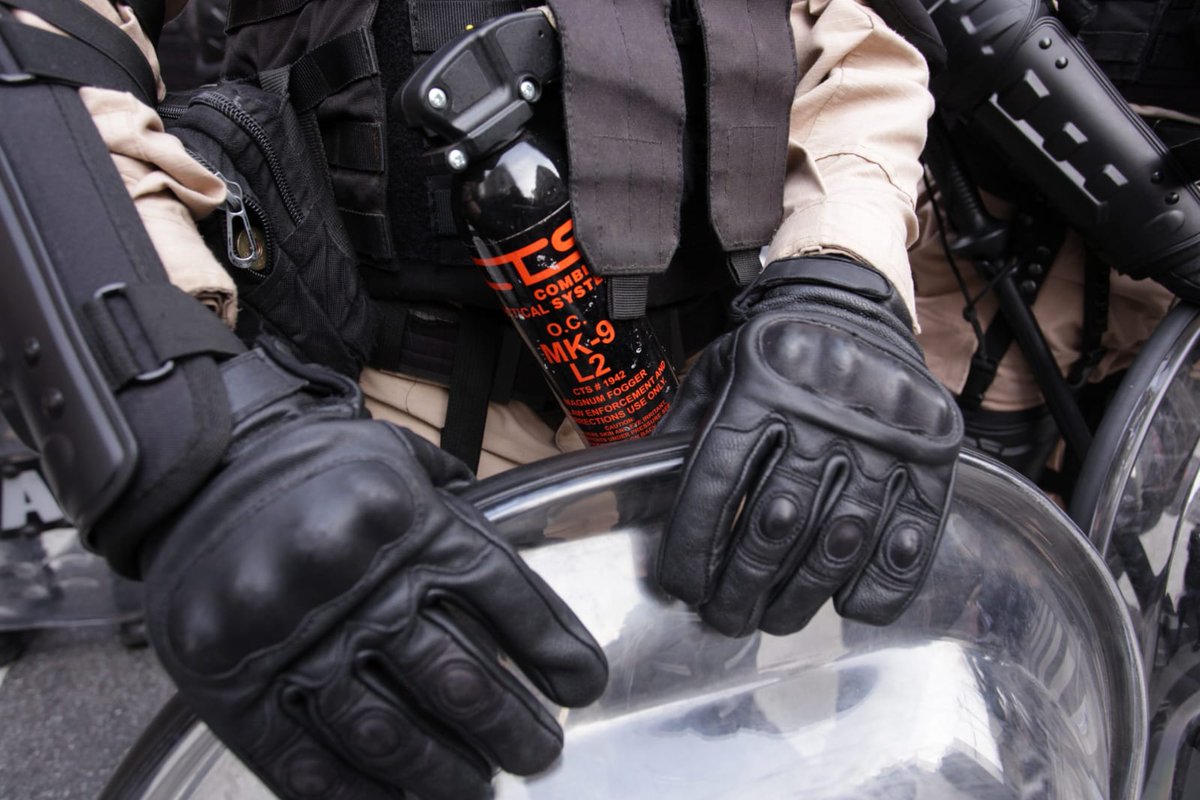 CELS_Argentina's tweet photo. 🔴El operativo de represión escala de manera desproporcionada:

Las fuerzas de seguridad están usando balas de gomas, camiones hidrantes, gases lacrimógenos MK- 9 y hay efectivos de PNA portando armas de fuego. https://t.co/wKNOzXihxA