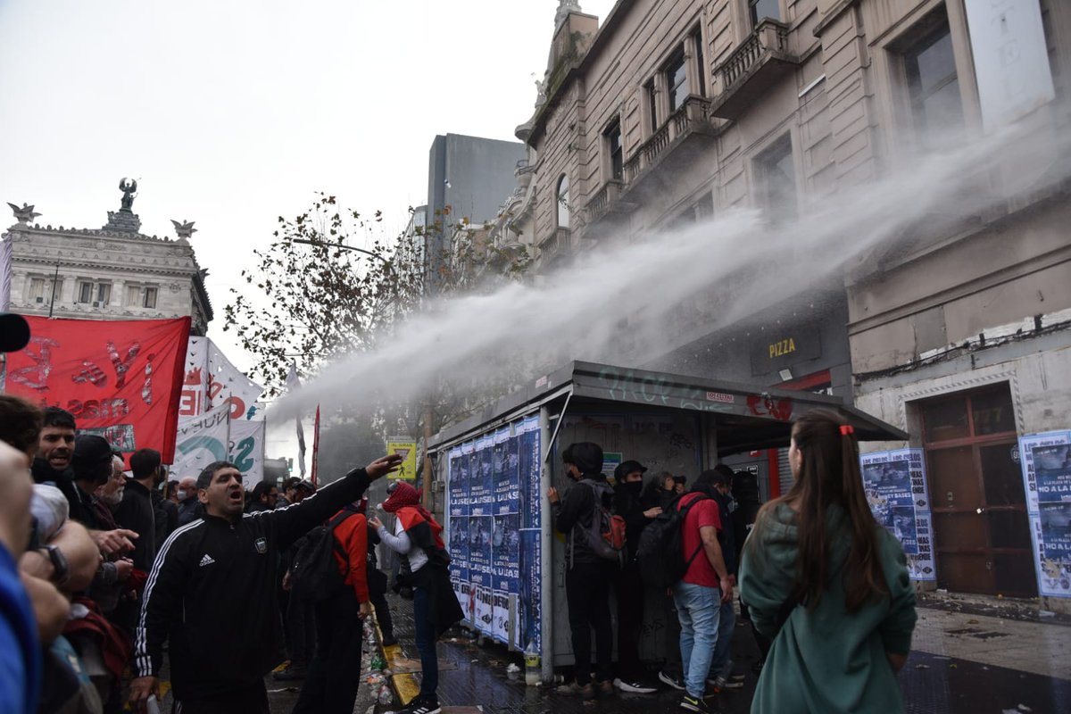 CELS_Argentina's tweet photo. 🔴El operativo de represión escala de manera desproporcionada:

Las fuerzas de seguridad están usando balas de gomas, camiones hidrantes, gases lacrimógenos MK- 9 y hay efectivos de PNA portando armas de fuego. https://t.co/wKNOzXihxA