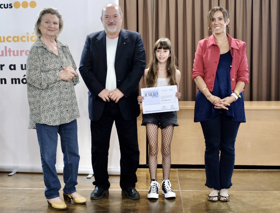 Escola Samuntada (@escolasamuntada) on Twitter photo Felicitem la nostra alumna, Ilona Pereira, per haver estat guardonada amb el primer premi de poesia👏🏻🎉🥳
I encoratgem la resta d’alumnes que s’hi van presentar a seguir-ho intentant. No defalliu, estem molt orgulloses de vosaltres!
<a href="/SbdEdu/">Sabadell EDUCA</a>
#jovullBE Felicitem la nostra alumna, Ilona Pereira, per haver estat guardonada amb el primer premi de poesia👏🏻🎉🥳
I encoratgem la resta d’alumnes que s’hi van presentar a seguir-ho intentant. No defalliu, estem molt orgulloses de vosaltres!
<a href="/SbdEdu/">Sabadell EDUCA</a>
#jovullBE