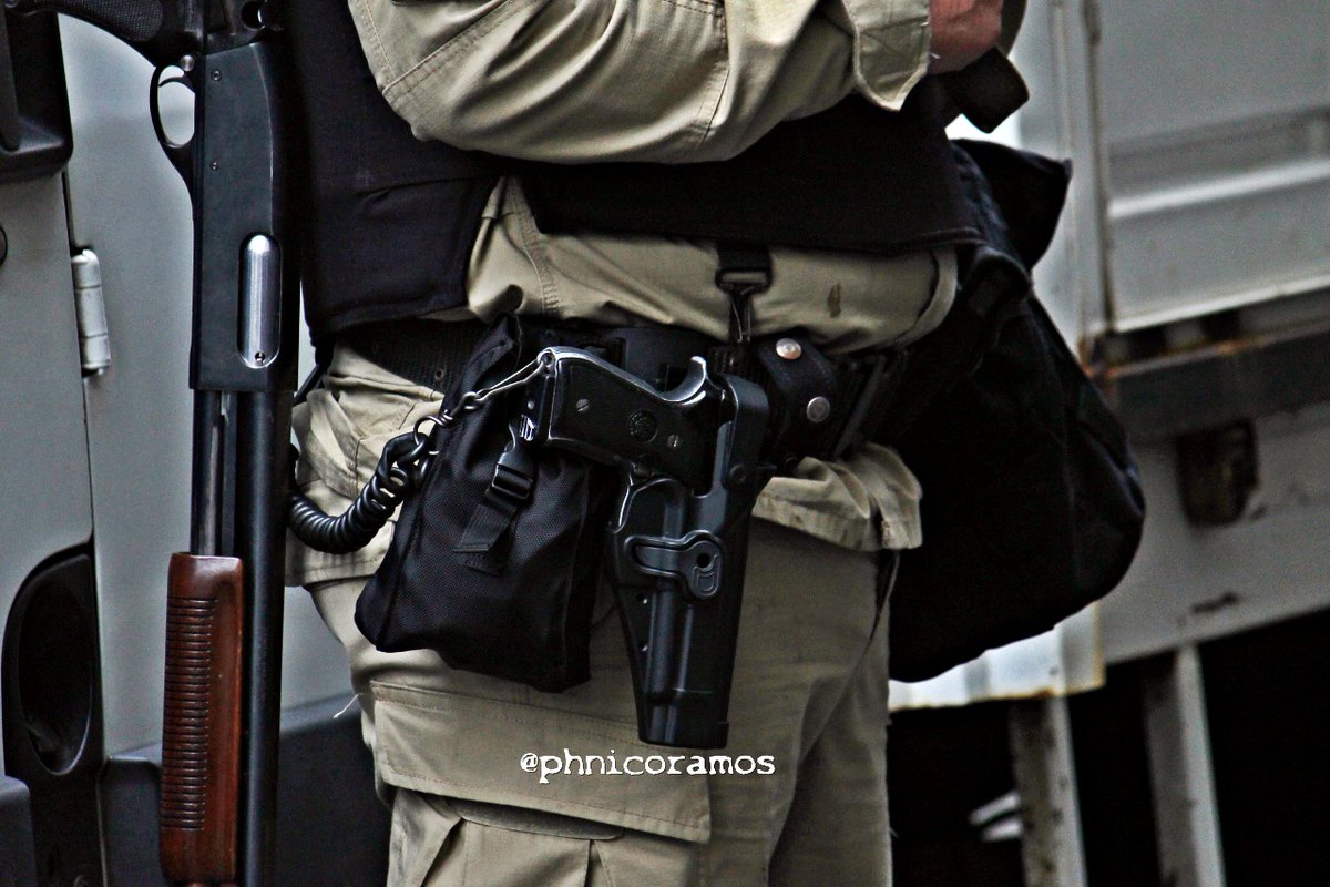 CELS_Argentina's tweet photo. 🔴El operativo de represión escala de manera desproporcionada:

Las fuerzas de seguridad están usando balas de gomas, camiones hidrantes, gases lacrimógenos MK- 9 y hay efectivos de PNA portando armas de fuego. https://t.co/wKNOzXihxA