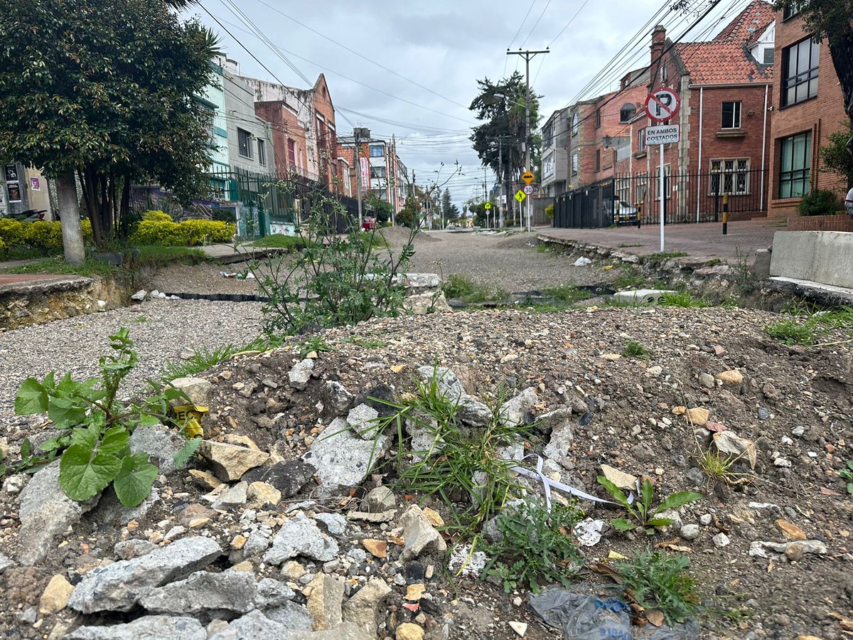fedecacao's tweet photo. 🚧 Hoy les traemos una historia de no creer. Esta vía, ubicada en el corazón de Teusaquillo lleva ocho meses en obra. Se trata de la carrera 17 con calles 30 y 31, a una cuadra de nuestra oficina. Esto afecta a funcionarios, a vecinos y productores que nos visitan.👩‍🌾🧑‍🌾🧵 https://t.co/xziM13v6g8
