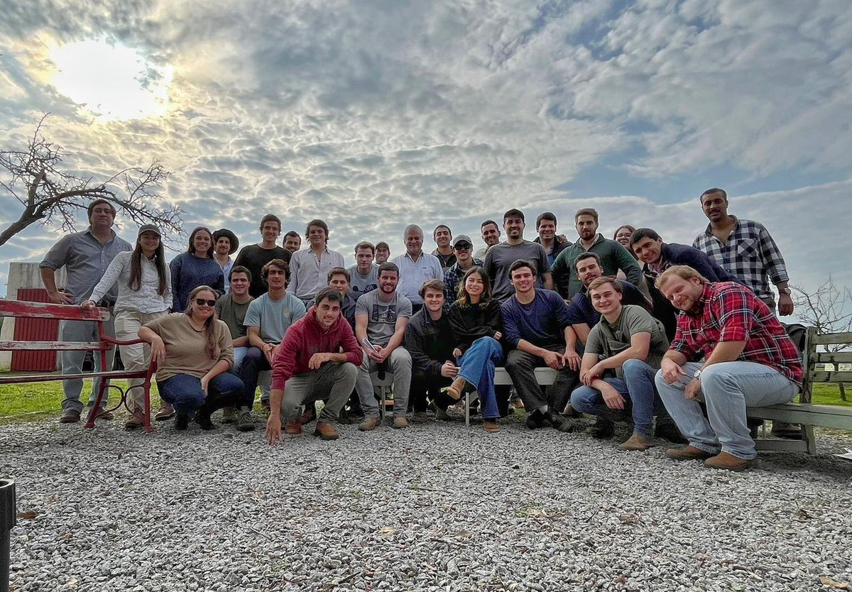 PGGWrightson_UY's tweet photo. Nuestro técnico de producción @Gastoncastrogon
estuvo acompañando a estudiantes de agronomía de la
@FCAUDE contando sobre el rol de los semilleros en los esquemas agrícola y ganadero de la empresa Agrounión SRL. Gracias @irosales_pastor y Lucas Fraccarolli por la invitación https://t.co/zhd5XMNiUI