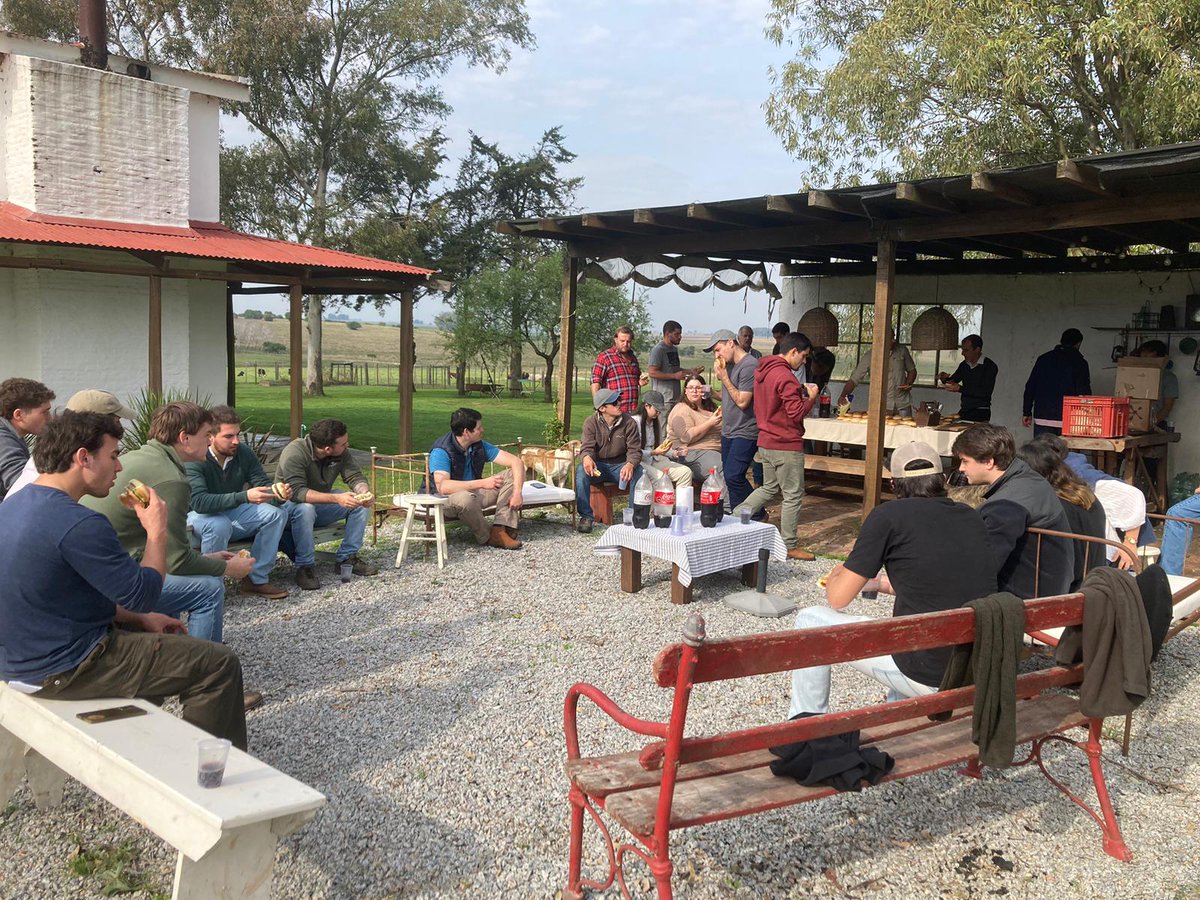 PGGWrightson_UY's tweet photo. Nuestro técnico de producción @Gastoncastrogon
estuvo acompañando a estudiantes de agronomía de la
@FCAUDE contando sobre el rol de los semilleros en los esquemas agrícola y ganadero de la empresa Agrounión SRL. Gracias @irosales_pastor y Lucas Fraccarolli por la invitación https://t.co/zhd5XMNiUI