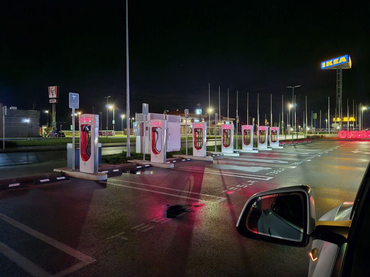 TMCTurkiye's tweet photo. Uzun yolculuklar öncesi bir sürpriz ile karşılaşmamak ve maksimum menzil için şarjınızı %100'e getirin. https://t.co/Rve6GIfSpe