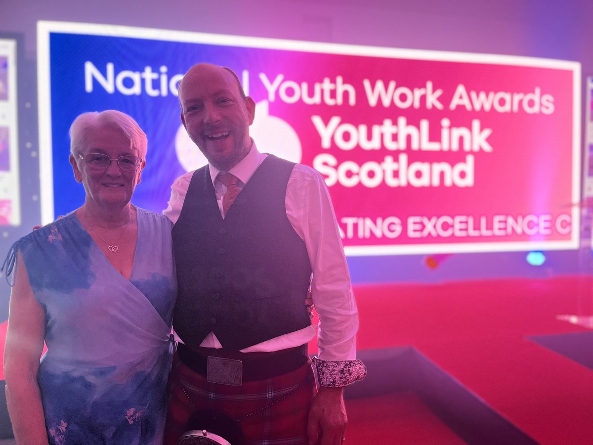 Neil Young tweet media