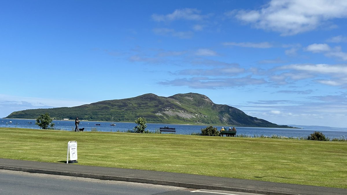 vivienne7's tweet image. Another glorious day in paradise ☀️ 😍
This was Myles’ favourite walk - the Fisherman’s Walk in #Brodick 
#Lamlash &amp;amp; Holy Isle looking gorgeous too
