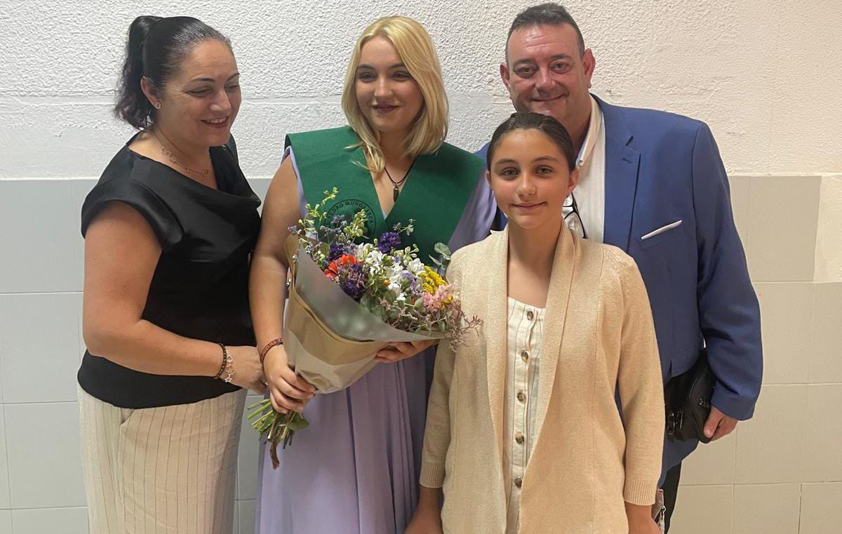erlores's tweet photo. Orgullosos de nuestra hija ..técnico de emergencias sanitarias .. a seguir 😍😍😘😘💪🏼💪🏼💪🏼 https://t.co/BvxlHTrUVQ