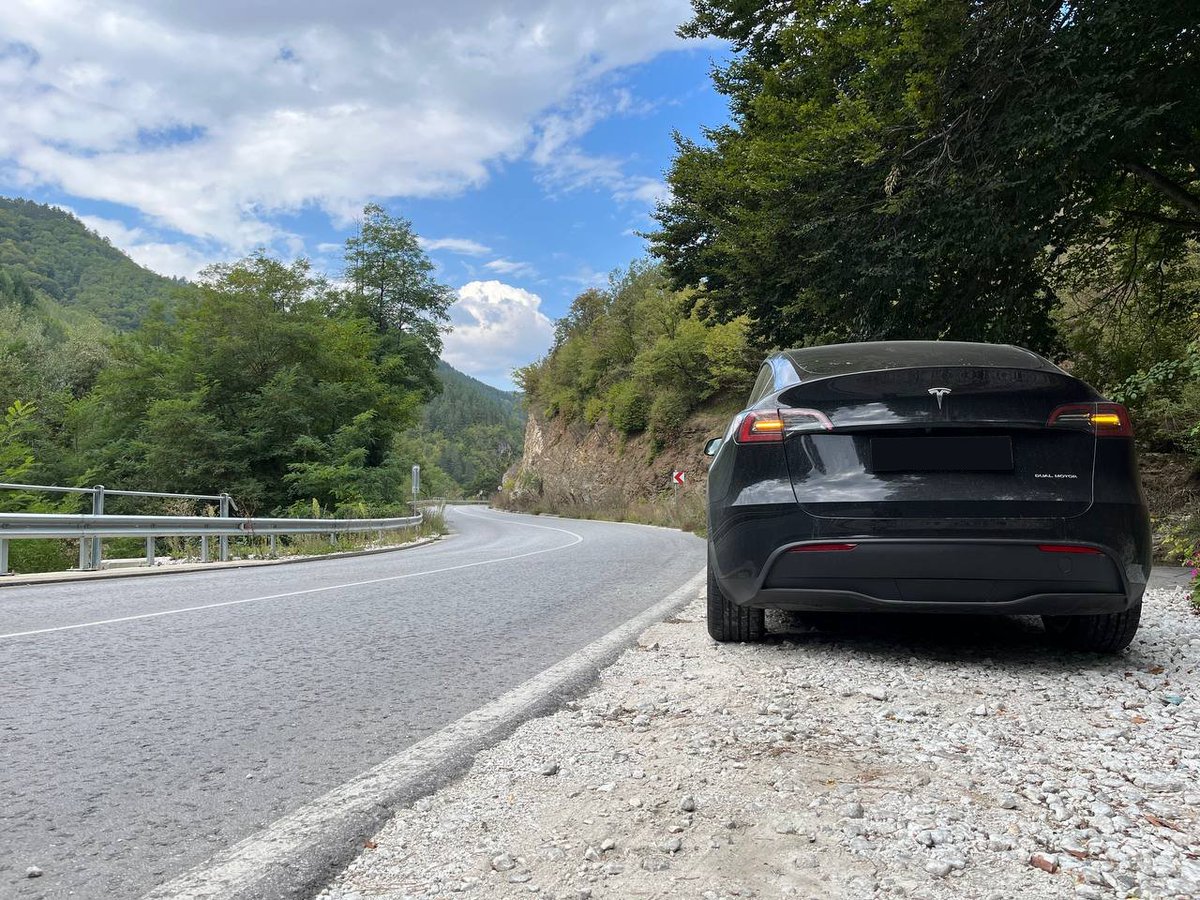 TMCTurkiye's tweet photo. Keyifli yolculuklar! Tesla ile yola hazırlanmak işte bu kadar kolay. Güvenli yolculuklar iyi bayramlar geçirmenizi dileriz. https://t.co/YnLbp2P9xw