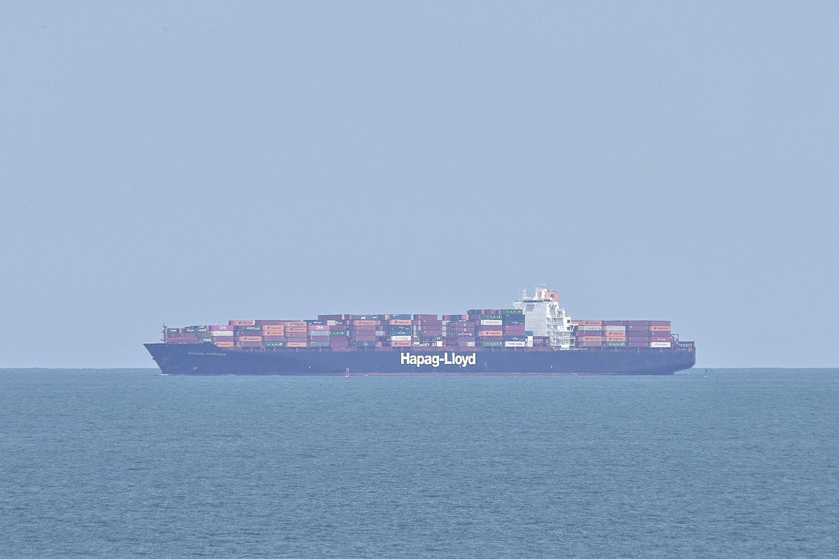 johnmorgan726's tweet photo. At 335 meters the #HapagLloyd Colombo Express-class #ContainerShip BREMEN EXPRESS, IMO:9343728 en route to Norfolk International Terminal (NIT) Virginia, flying the flag of Liberia π±π·. #ShipsInPics #BremenExpress https://t.co/YSuvY1KZlC