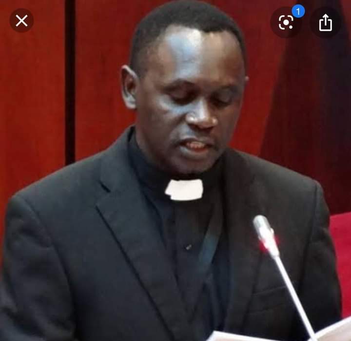 MmbettaJ's tweet image. Utaongea viingereza vyote lakini Wewe katika maisha yako huwezi kuandika kitabu bila kumtaja kiheshima Mhe Mbowe #labda uwe ndumilakwili. Alietunga ule wimbo wa Mwamba Tuvushe,Wasaliti Unao ,Wafia Chama Unao ,Hakika MUNGU ailaze pema roho yake maana aliona mbali Sana.