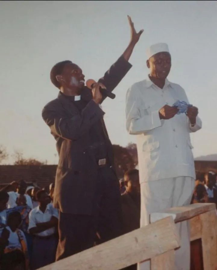 MmbettaJ's tweet image. Utaongea viingereza vyote lakini Wewe katika maisha yako huwezi kuandika kitabu bila kumtaja kiheshima Mhe Mbowe #labda uwe ndumilakwili. Alietunga ule wimbo wa Mwamba Tuvushe,Wasaliti Unao ,Wafia Chama Unao ,Hakika MUNGU ailaze pema roho yake maana aliona mbali Sana.