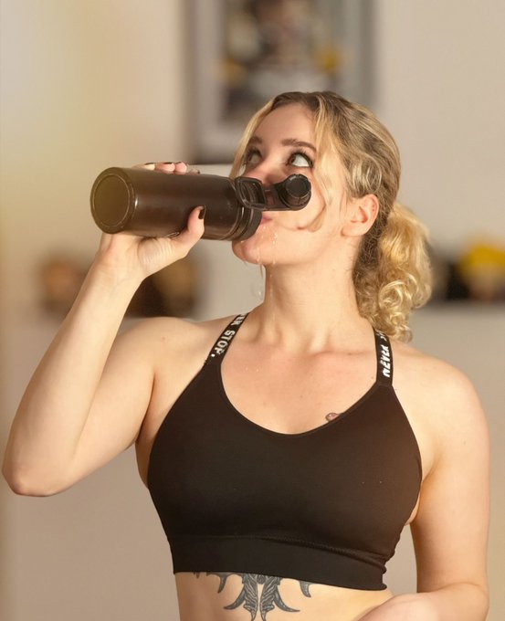 kann mir jemand heimlich in meine trinkflasche wichsen? kann das extra eiwei&szlig; f&uuml;rs training gebrauchen