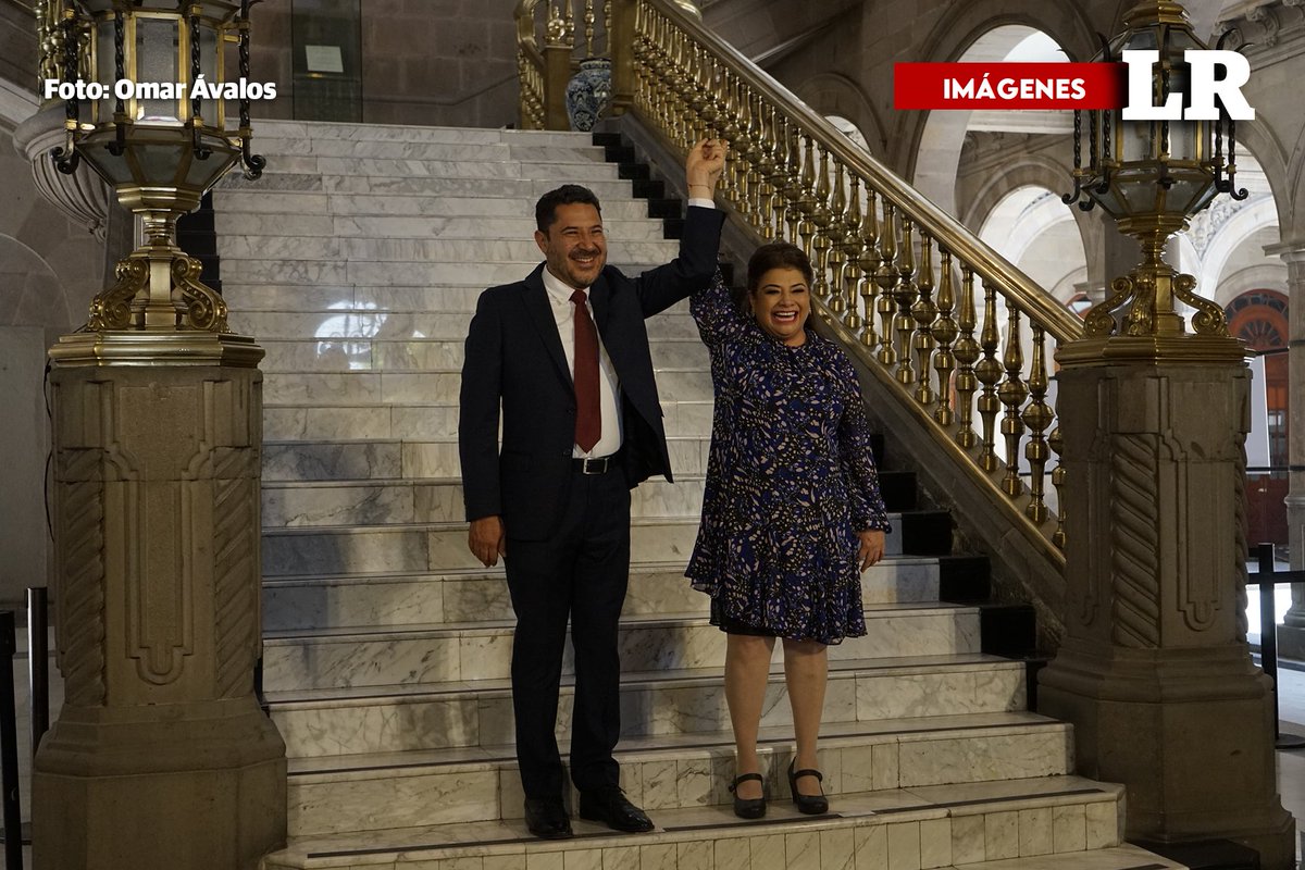 LaRazon_mx's tweet photo. El Jefe de Gobierno, @martibatres y su próxima sucesora @ClaraBrugadaM aseguran trabajar de la mano para seguir con la cuarta transformación

📸: Omar Ávalos https://t.co/FNMlC6tzC4