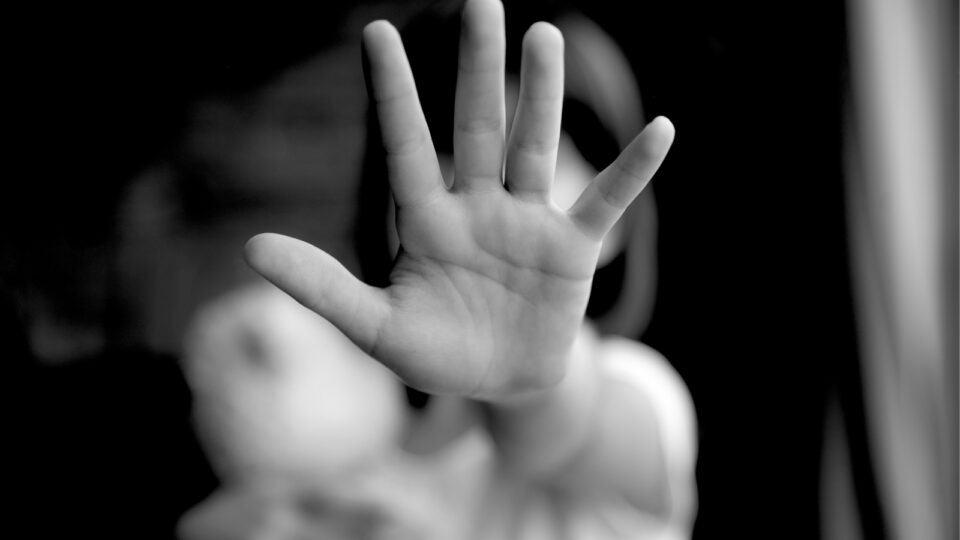 RogerioCorreia_'s tweet photo. Numa tacada só, a direita consegue pautar um projeto de lei que defende pedófilos e estupradores ao mesmo tempo. Criança não é mãe!

Vem entender o absurdo por trás do PL1904/24. Segue o fio 🧶👇🏻 https://t.co/85dJJDz3Fe