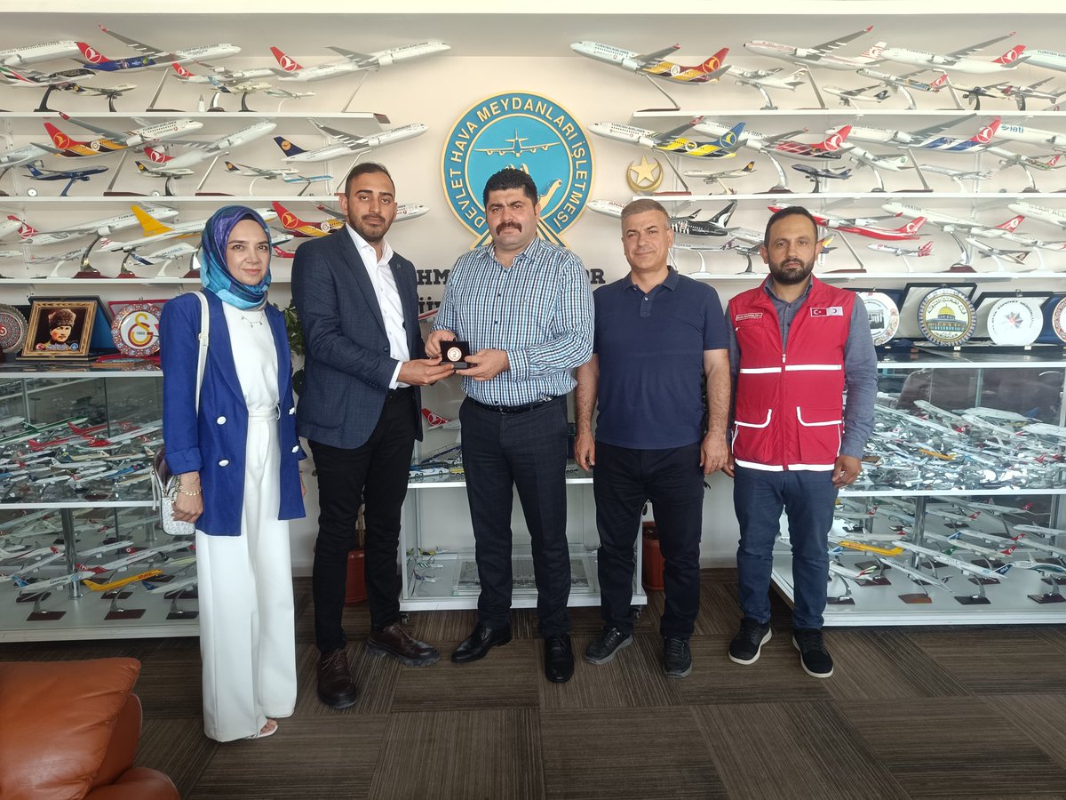 Devlet Hava Meydanı Müdürlüğü tarafından şubemize sağlanan kurban bağışı desteği bu yılda 16 kurban bağışı ile devam etmiştir. Desteğini, bizlerden esirgemeyen Meydan Müdürü Sn Serdar Akyüz, Müdür Yardımcısı Sn Cahit Oymak Beyefendilere ve tüm çalışanlarına teşekkür ederiz.